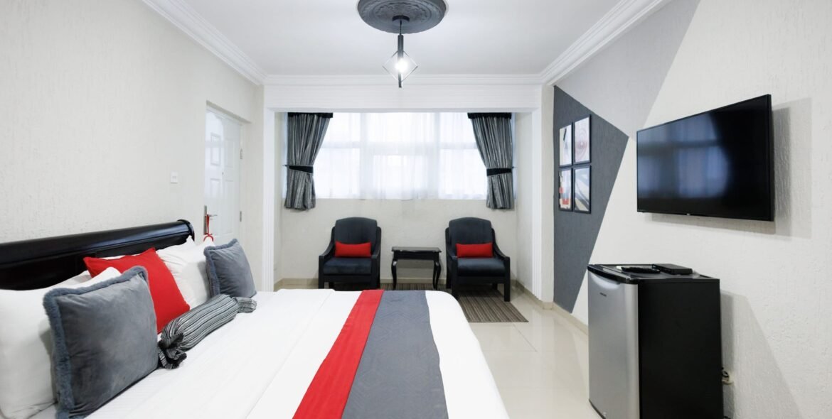 Queen bed and seating in a guest room