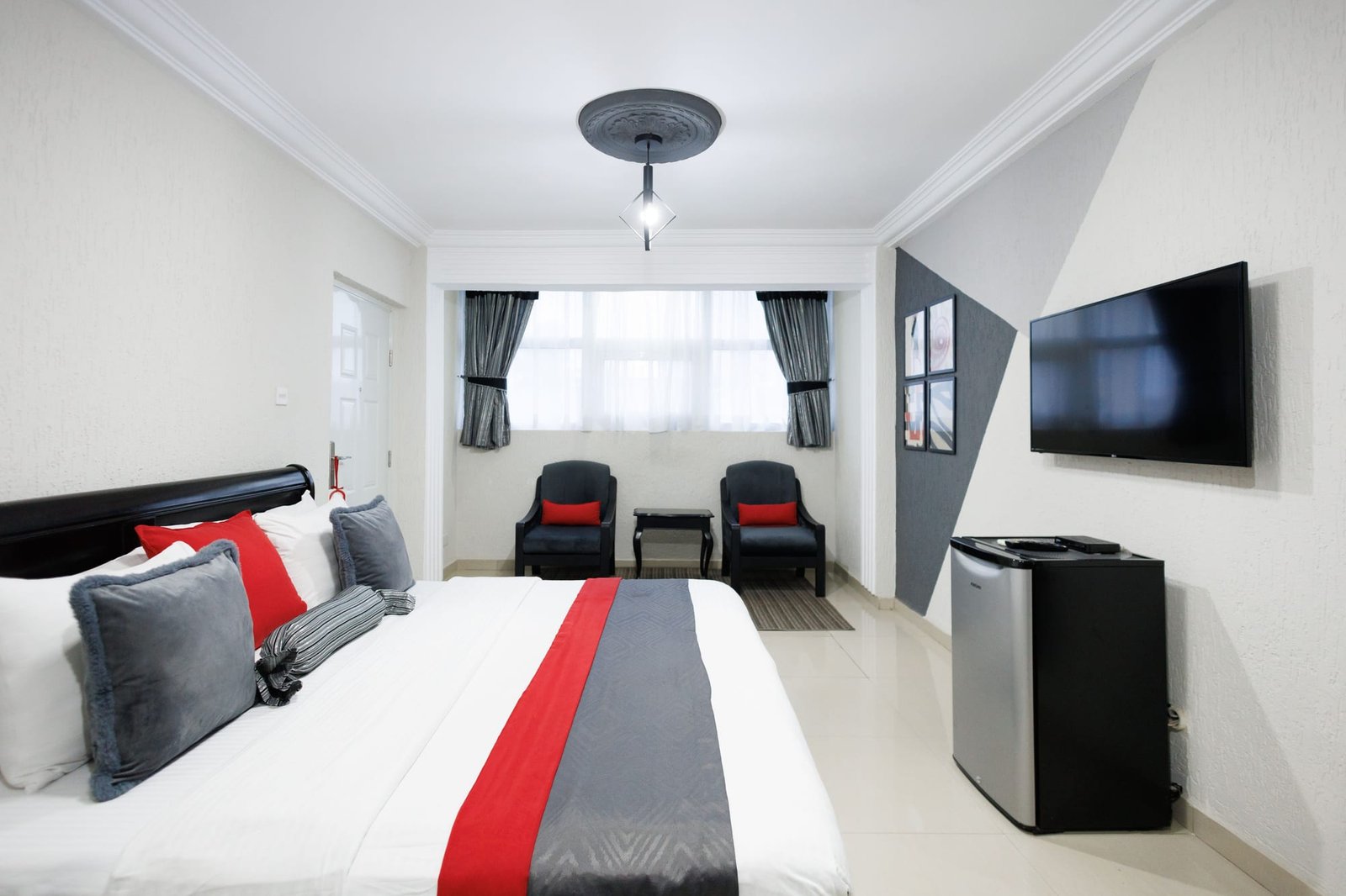 Queen bed and seating in a guest room