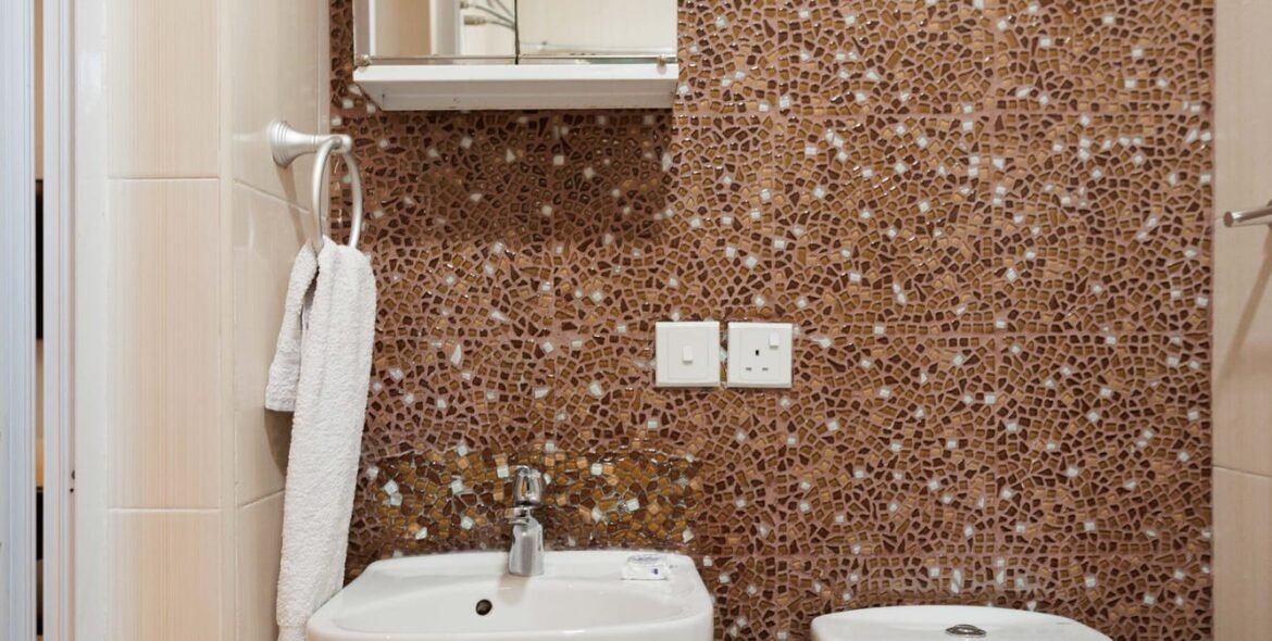 Mirror and shelves in a private bathroom