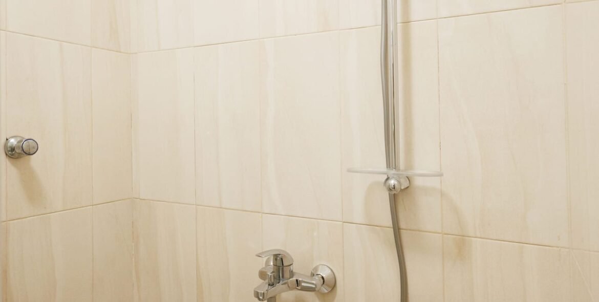 Private shower in a queen room