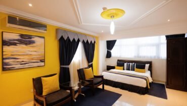 Deluxe Queen Room with a bed and seating area